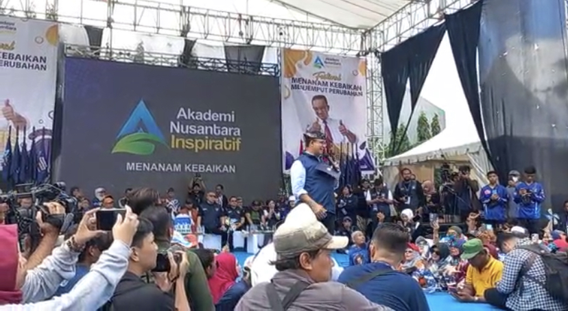 Hari Peringatan Air Sedunia, Anies Lepaskan 5 Ribu Ikan di Kalimas Surabaya