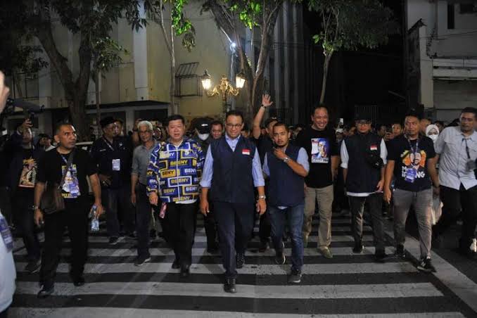 Malam Minggu di Surabaya, Anies Menikmati Meriahnya Jalan Tunjungan