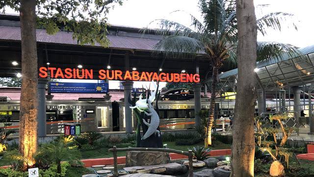 Stasiun Gubeng Pagi dengan Lagu Lawas Syahdu