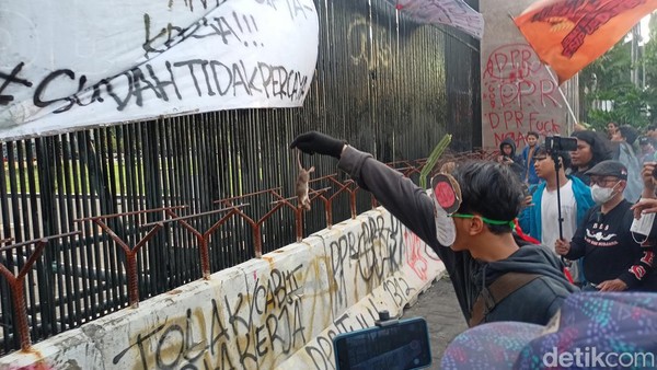 Demo Mahasiswa Tolak UU Cipta Kerja di DPR RI, Lempar Tikus Mati!