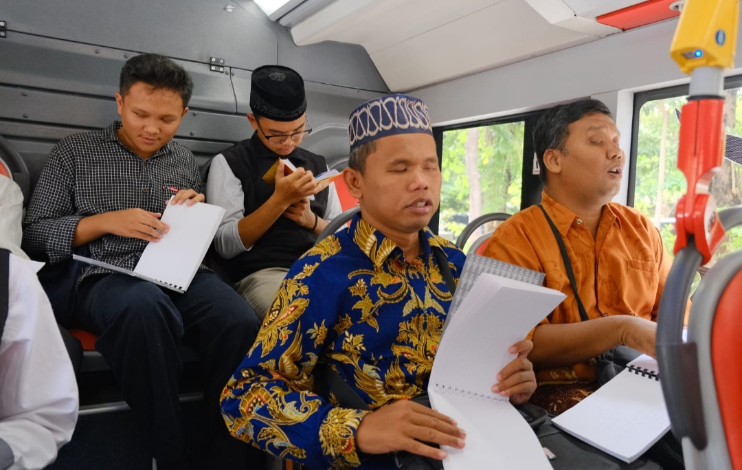 Gerakan Tuna Netra Mengaji Surabaya dan SMA IPIEMS Adakan Ngaji On The Bus