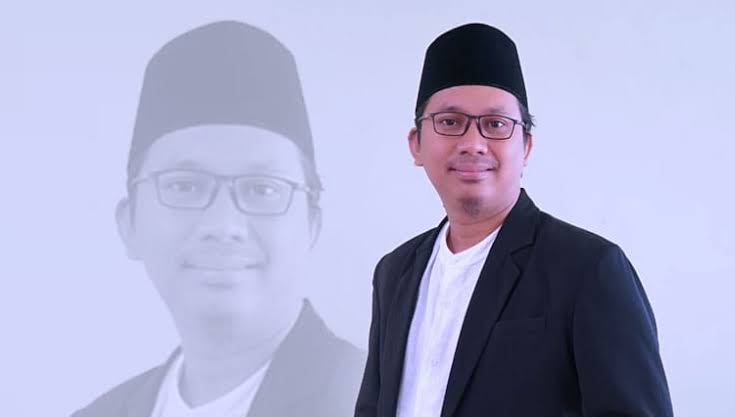 Gus Muhdlor Bersama Pekerja Jalanan Berbagi Sembako di Monumen Perjuangan 1945 Gedangan