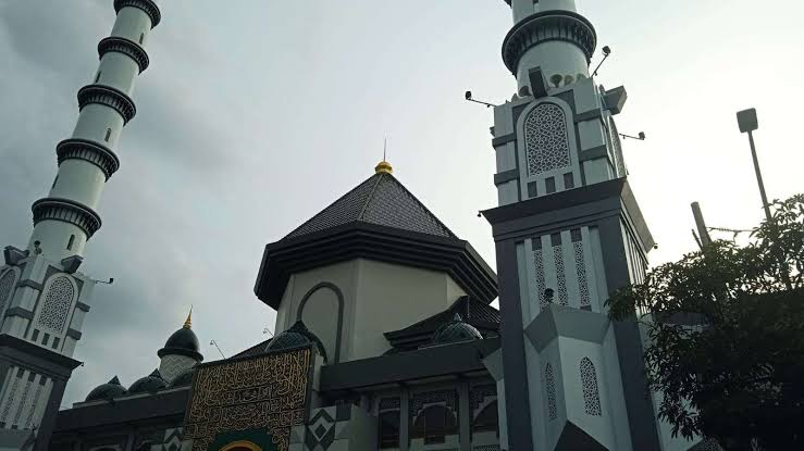 Iconic Masjid Agung Lamongan dan Beragam Benda Sejarah Lainnya