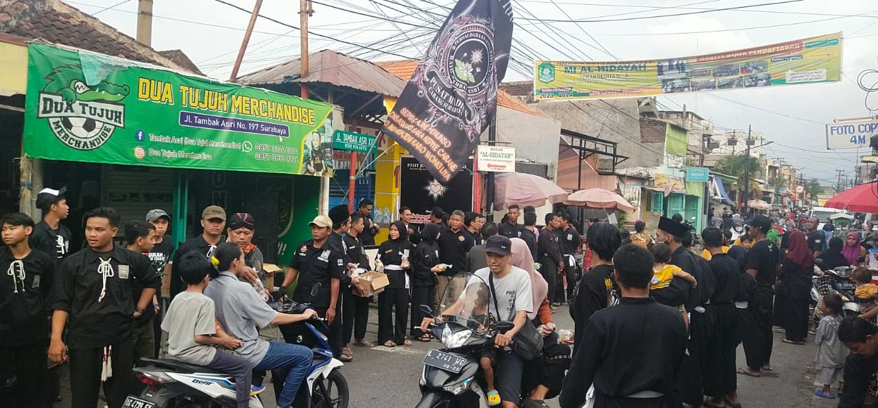 Ingin Hapus Stigma Negatif, Pesilat PSHT Rayon Tambak Asri Bagi Takjil di Bulan Ramadhan