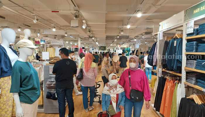 Jelang Hari Raya, Tunjungan Plaza Diserbu Pengunjung Berburu Diskon