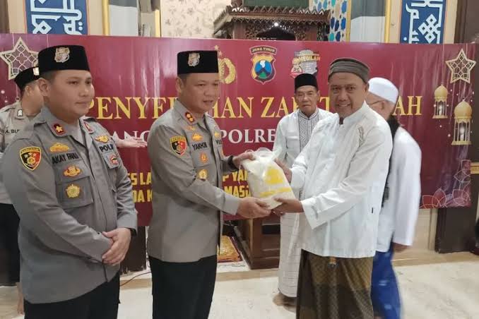 Jelang Lebaran, Polres Lamongan Bagikan Zakat Fitrah pada Kaum Dhuafa