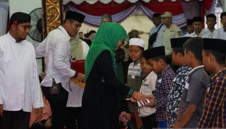 Khofifah Serahkan Santunan pada 500 Anak Yatim di Sumenep