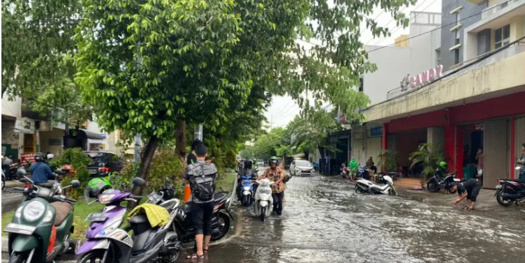 Kronologi Kekacauan di Surabaya Barat: Banjir Melanda, Lalu Lintas Terhambat, dan Kendaraan Mogok Menumpuk