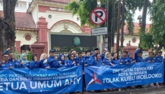 Lawan Kudeta Moeldoko, Demokrat Surabaya Gelar Aksi di PN Surabaya