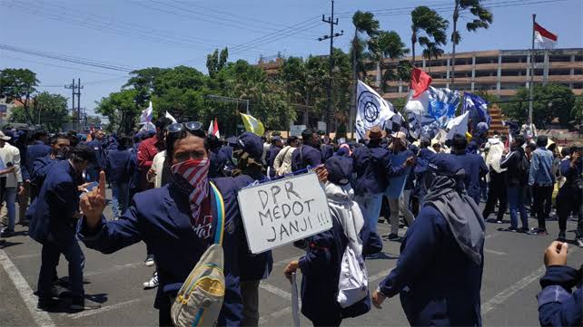 Paksa Telepon Puan, Mahasiswa Surabaya Gelar Demo di Gedung DPRD Jatim Tolak Perppu Cipta Kerja