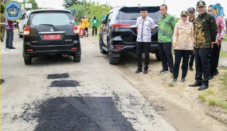 Pemkab Lamongan Perbaiki Jalan Berlubang Agar Warga yang Mudik Merasa Nyaman!