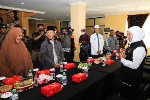 Sambut 21 Warga Jatim dari Sudan, Khofifah Suguhi Menu Ketupat Opor