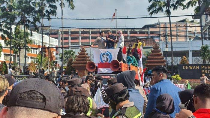 Tolak Telpon Puan, Kusnadi dan Anwar Sadad Dilempari Botol Oleh Mahasiswa yang Demo