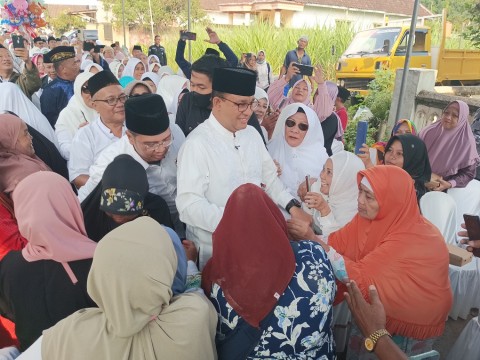 Anies Jadi Rebutan Foto-Foto Ibu-Ibu, Saat Berkunjung ke Ponpes Malang