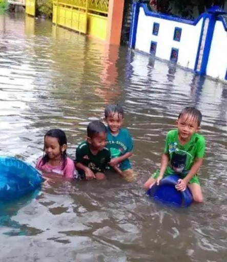 Banjir, Jalan Nuri Sampang Jadi Kolam Renang Dadakan