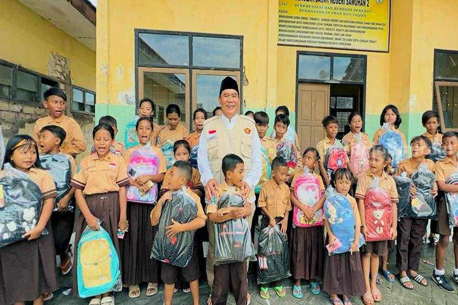BHS Bagikan Kebahagiaan dengan Guru dan Siswa di Pelosok Utara Sidoarjo