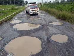 Demi Kedatangan Jokowi, Pemprov Lampung Pakai Sistem Kebut Semalam Agar Jalan Makin Mulus