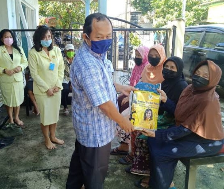 HJKS ke 730, Golkar Surabaya Bagikan Ratusan Paket Sembako