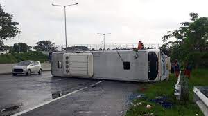 Macet Dua Arah Terjadi, Akibat Bus Terguling di Tol Waru-Sidoarjo