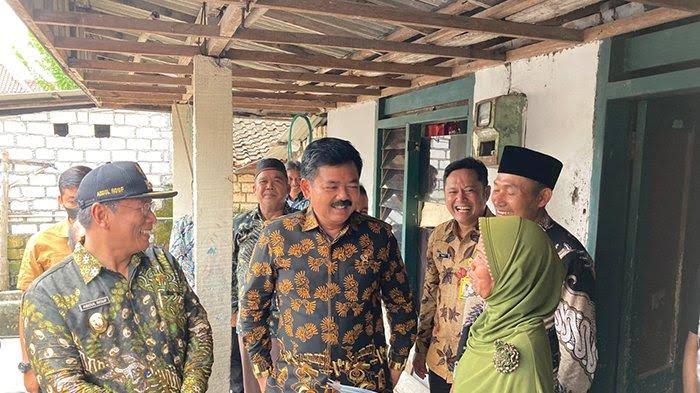 Menteri ATR/BPN Bagikan Sertifikat pada Warga Lamongan Secara Door To Door