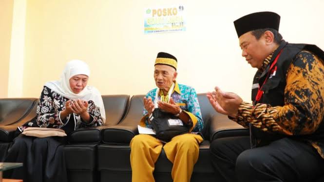 Momen Khofifah Bertemu Mbah Harun, CJH Asal Pamekasan