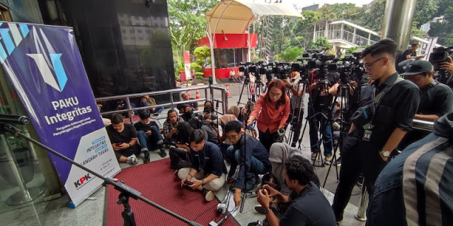 Demi Tak Disorot Wartawan, Nadiem Ngibrit Lewat Pintu Belakang Gedung KPK