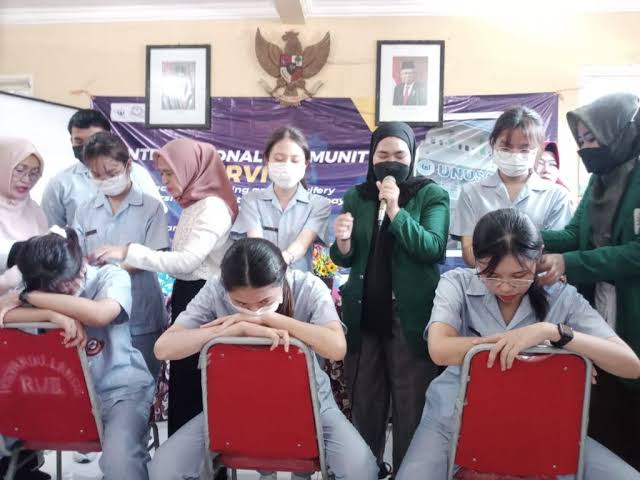 Mahasiswa Thailand Datangi Unusa Untuk Praktik Pijat Laktasi di Kampung Wonokromo