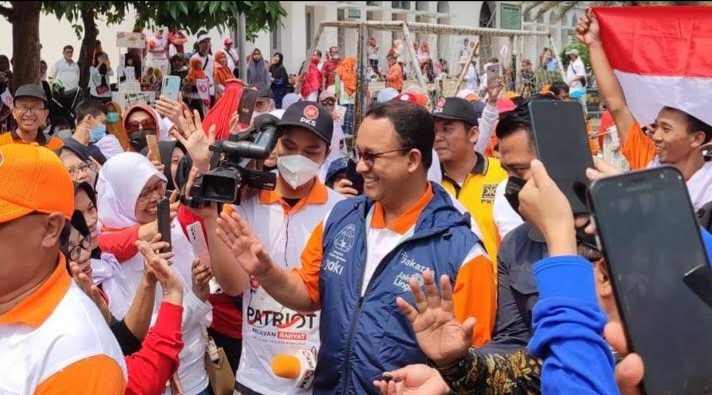 Anies Disambut Pendukungnya di Pawai PKS