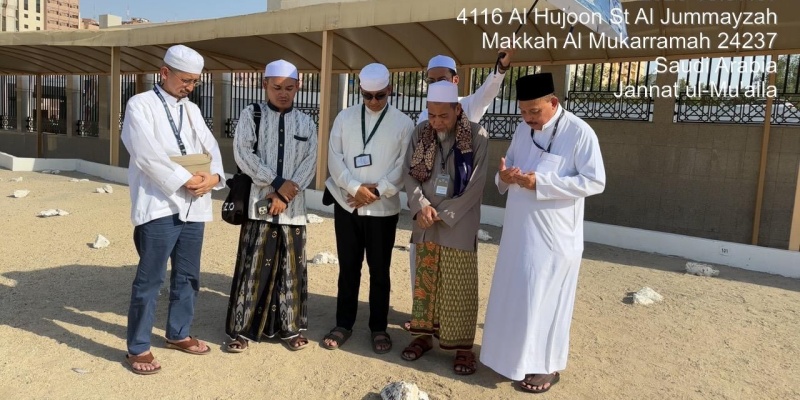 Didampingi Gus Najih, Anies Baswedan Sempatkan Ziarah ke Makam Mbah Moen