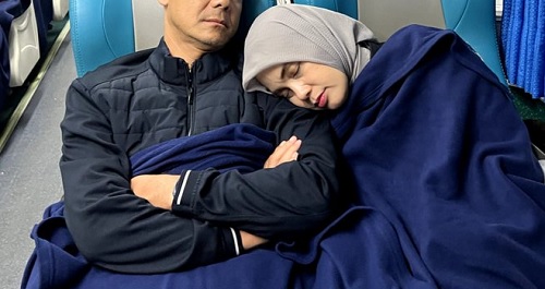 Ganjar Unggah Foto Tengah Tidur Bersama Istri di Kereta, Noval: Kurang Adab