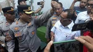 Heboh! Polisi Bentak Wakil Wali Kota Surabaya saat Eksekusi 28 Rumah