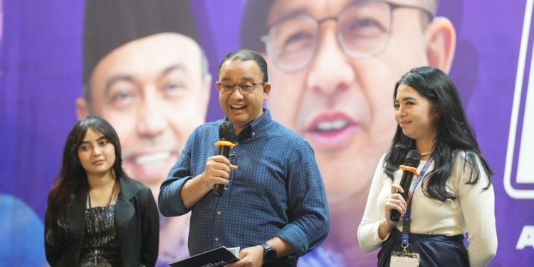 Lewat Parikan, Relawan Kenalkan Anies di Surabaya