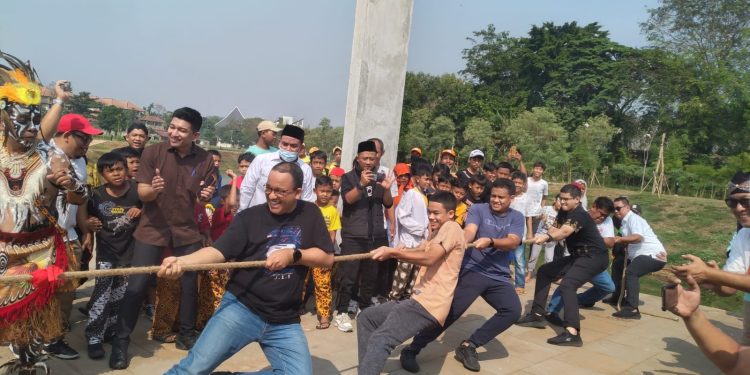 Lomba Bareng Warga Kediamannya, Anies Menang Tarik Tambang dengan Skor 2-1