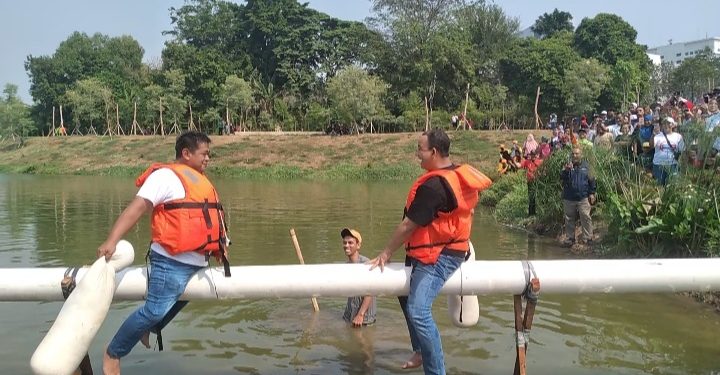 Menilik Momen Anies Lomba Pukul Bantal Sampai Tercebur ke Waduk