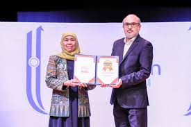 Peroleh Honorary Award, Pidato Khofifah Disambut Standing Ovation