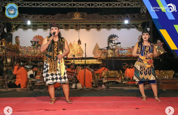 Sedekah Bumi dan HUT RI ke-78, Bupati Lamongan Hadiri Pagelaran Wayang Kulit!