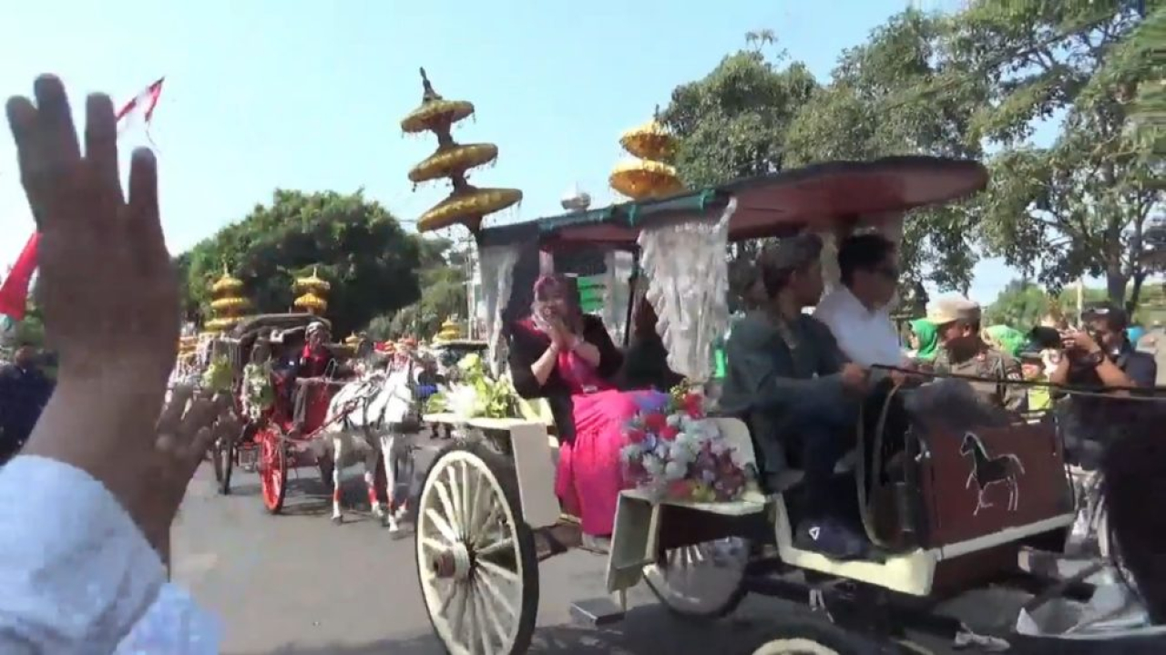 Purna Jabatan Bupati dan Wakil Menggunakan Delman dari Pendopo Hingga ke Rumah Kediaman