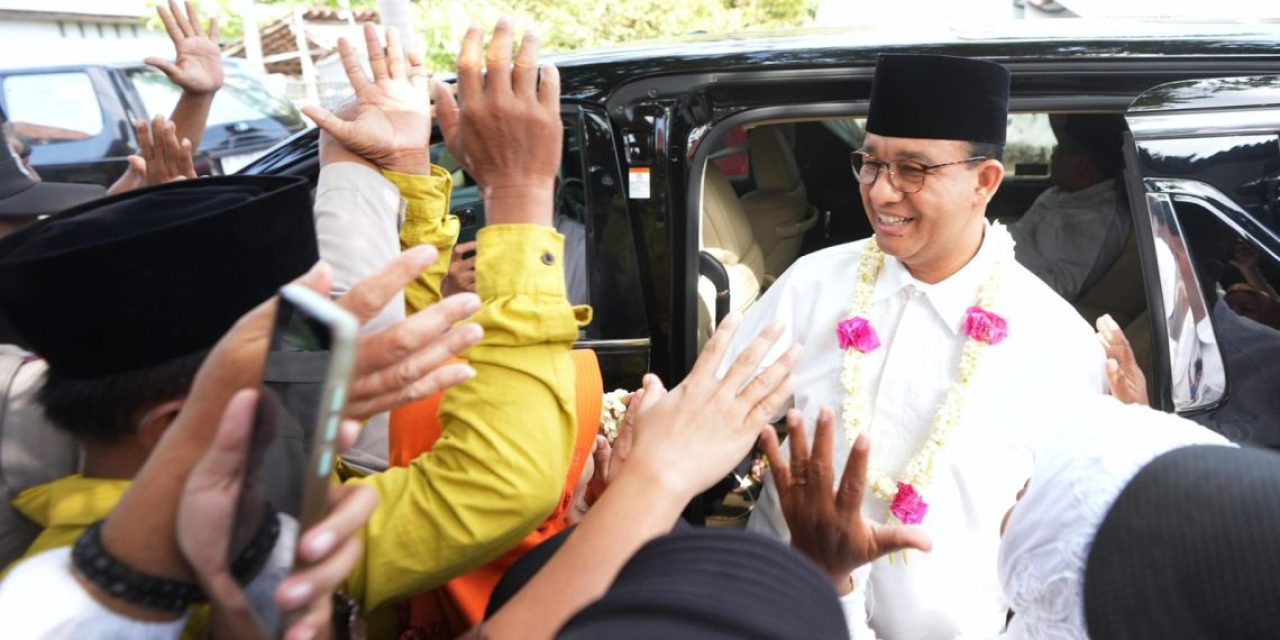 Anies Diberikan Songkok Produksi UMKM Santri Ketika Tiba di Sumenep