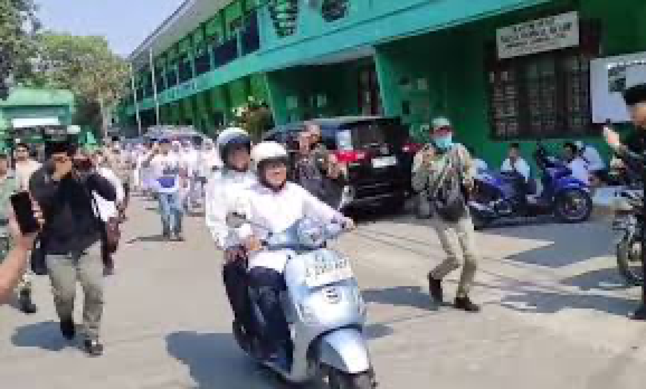 Anies-Cak Imin Gunakan Heli ke Jombang, Goncengan Naik Vespa ke Denanyar