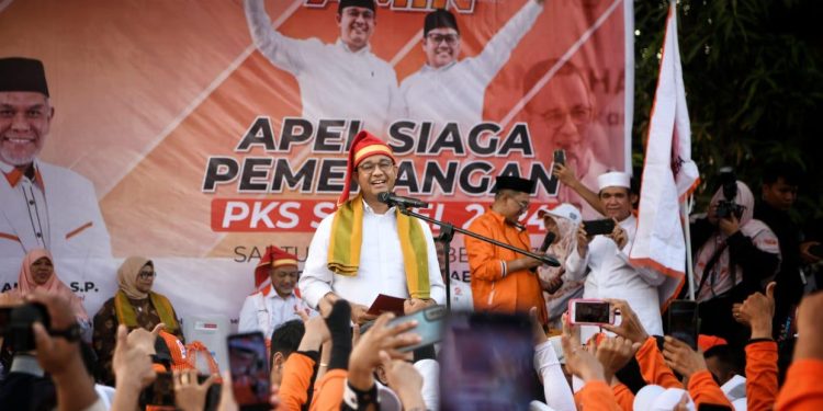 Anies Terima Pusaka Badik Bugis Saat Apel Siaga Pemenangan di Sulsel!