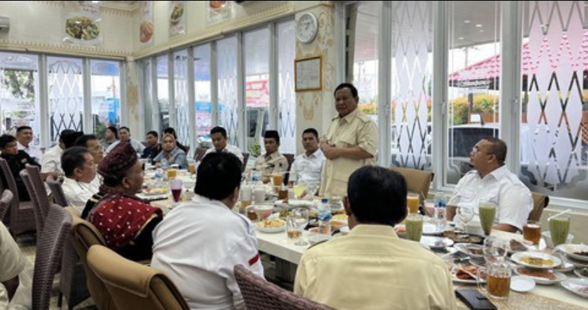 Prabowo Meminta Doa Tokoh Masyarakat Sumbar Saat Lakukan Kunjungan!