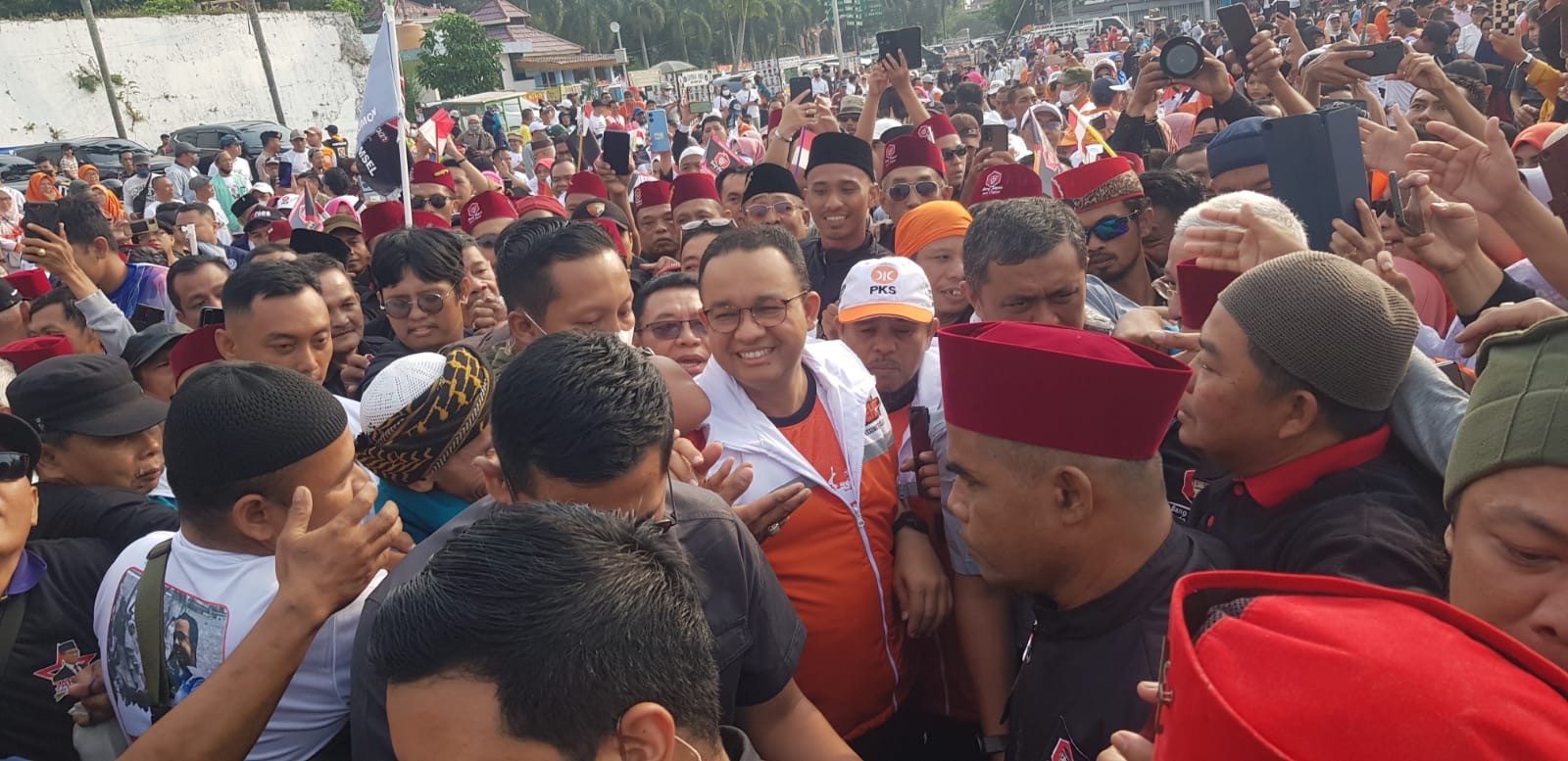 Sampaikan Pantun, Anies Menyapa Sahabat di Palembang!