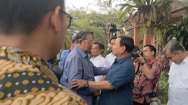 Sampaikan Pidato, Prabowo Berikan Hormat ke SBY Saat Rapimnas