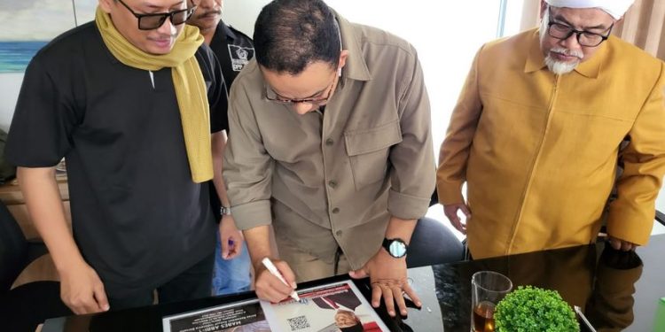 Secara Resmi, Anies Teken Kartu Tanda Pendukung Relawan, Ini Cara Mendapatkannya!