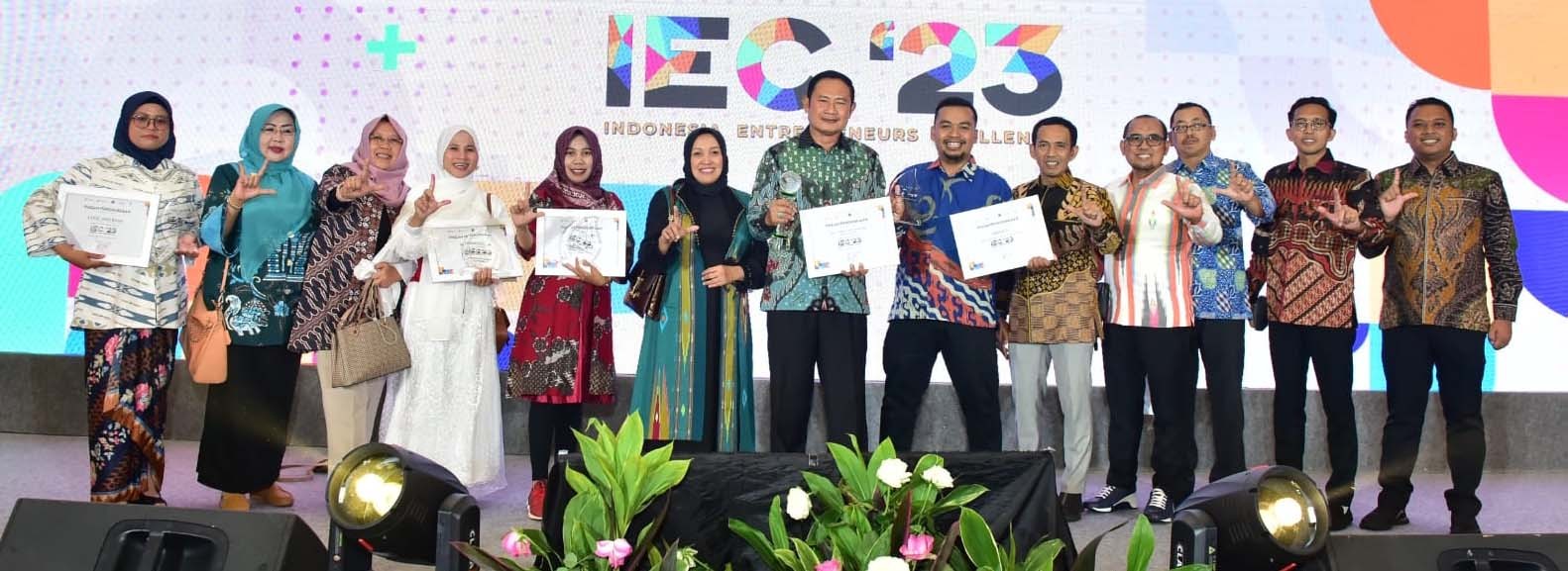 Terus Gerakkan UMKM, Lamongan Terima Penghargaan IEC 2023