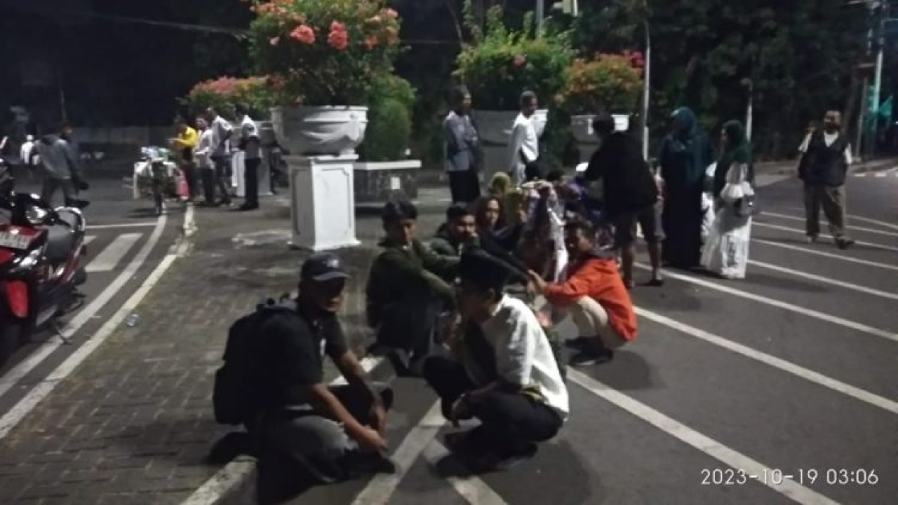 Relawan Rela Menginap di Masjid Sekitar KPU, Siap Antarkan Pasangan AMIN