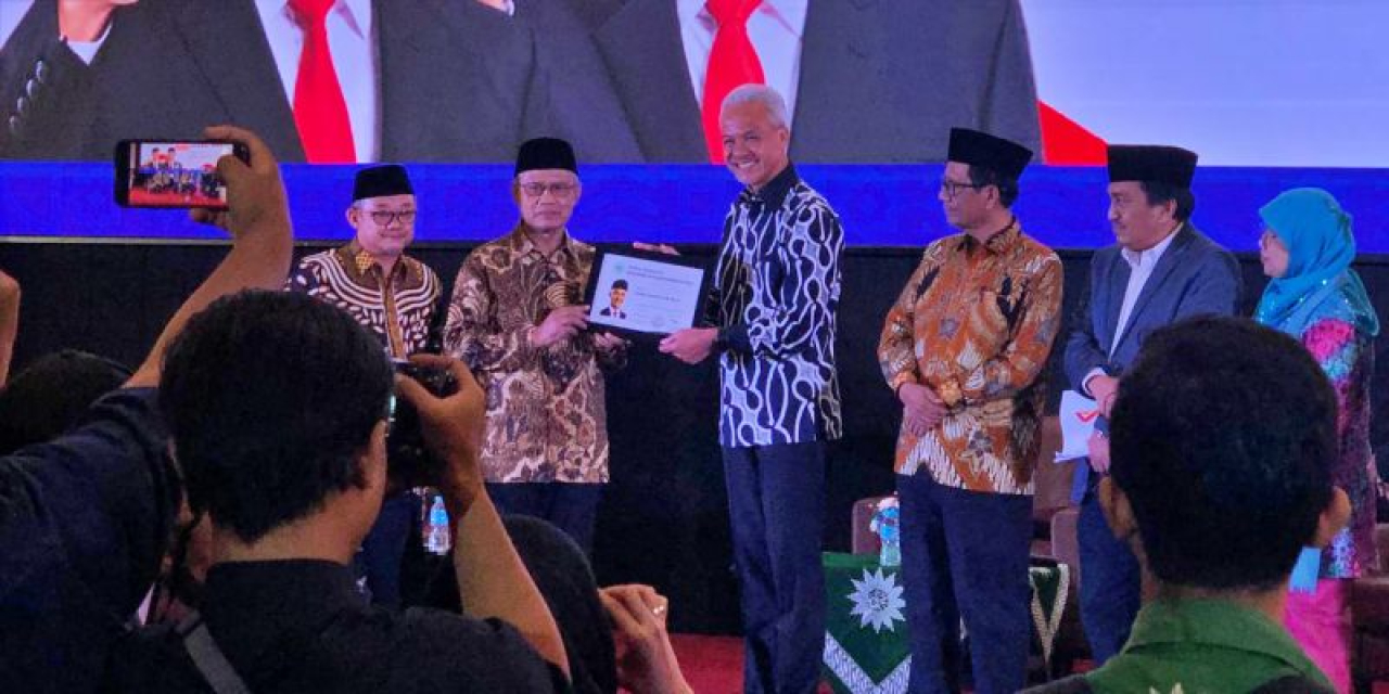 Ganjar-Mahfud Terima KTA Penghormatan Usai Dialog Terbuka Muhammadiyah