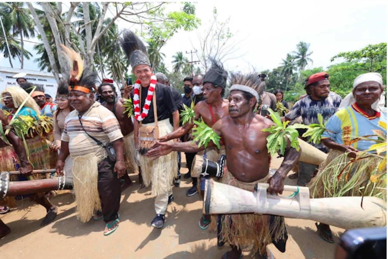 Ganjar Sebut Pentingnya Membangun dari Desa Saat Kampanye Perdana di Papua!