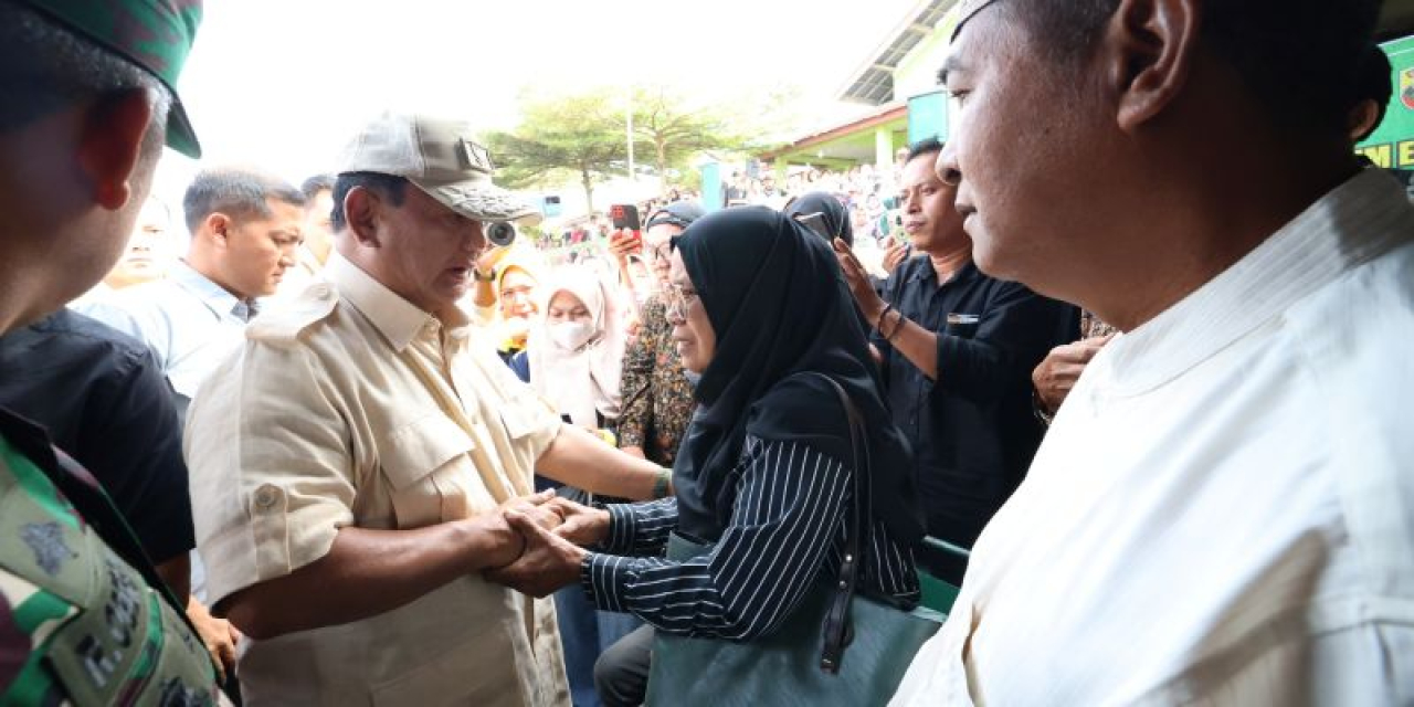 Serahkan 35 Motor untuk TNI Polri, Prabowo Tinjau Korban Erupsi Marapi