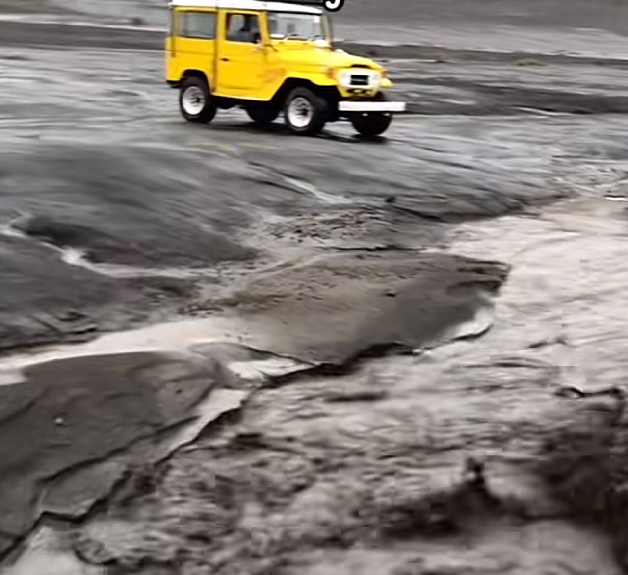 Lautan Pasir Bromo Banjir, Motor Warga Sempat Terjebak Genangan Air